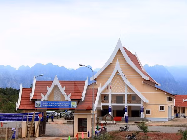 Inauguran Aldea de Amistad Vietnam-Laos en provincia laosiana ảnh 1