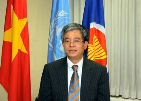 Embajador vietnamita reitera política de su país de continuar integración económica internacional ảnh 1