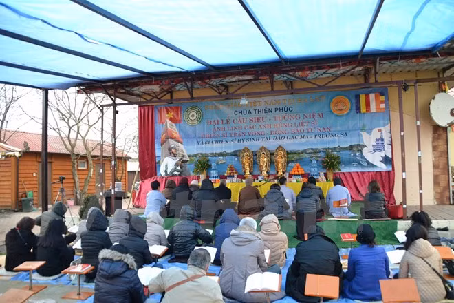 Comunidad vietnamita en Polonia rinde tributo a mártires ảnh 1