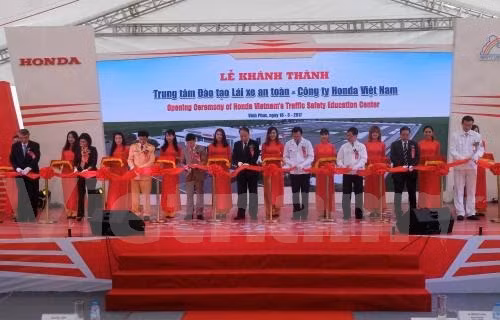 Inauguran en Vietnam centro de formación de conductores de estándar internacional ảnh 1
