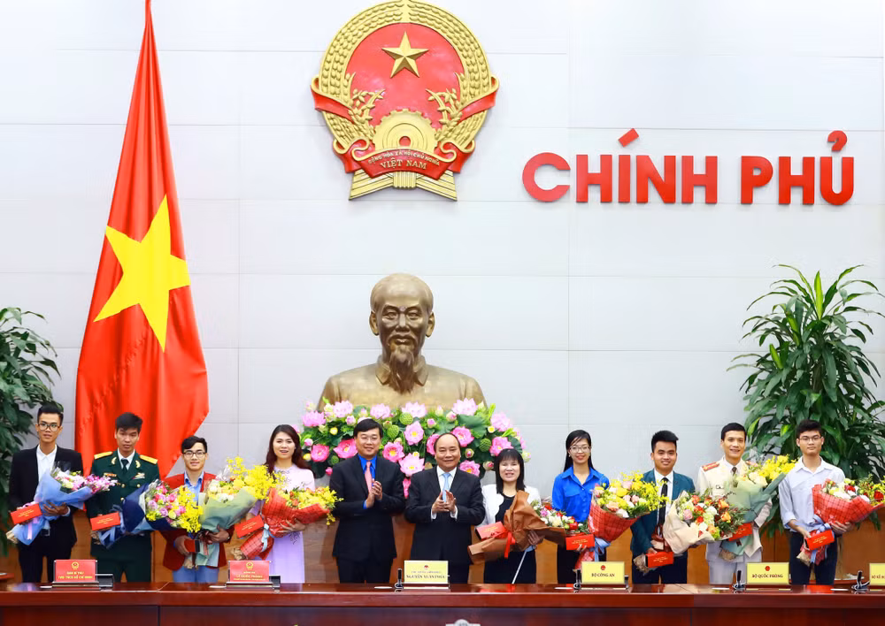 Premier vietnamita dialoga con jóvenes nacionales con méritos destacados ảnh 1