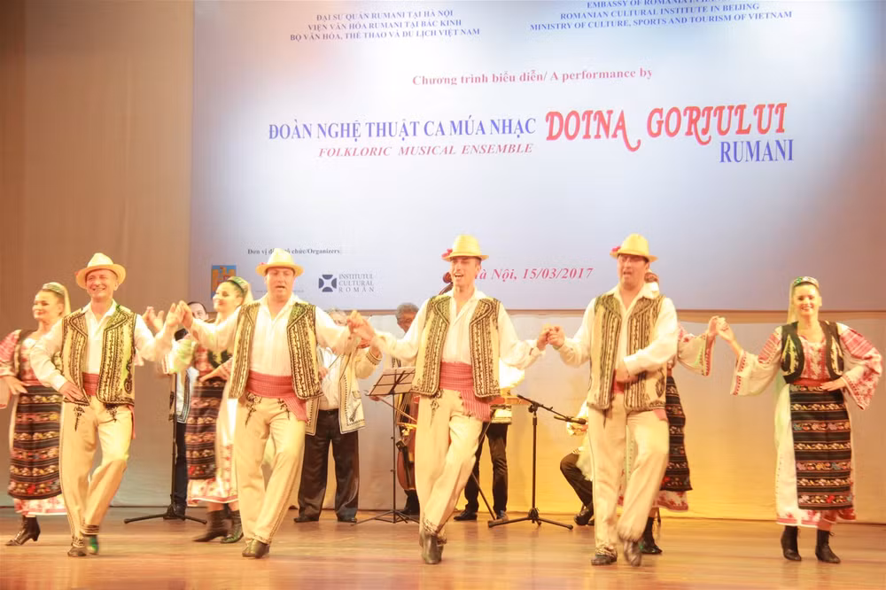 Intensifican cooperación cultural-artística entre Vietnam y Rumanía ảnh 1
