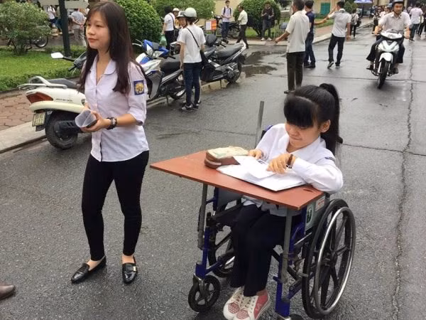 Expremier de Japón obsequia sillas de ruedas a víctimas de Agente Naranja ảnh 1