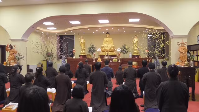 Vietnamitas residentes en Hungría rinden homenaje a mártires de la Patria ảnh 1
