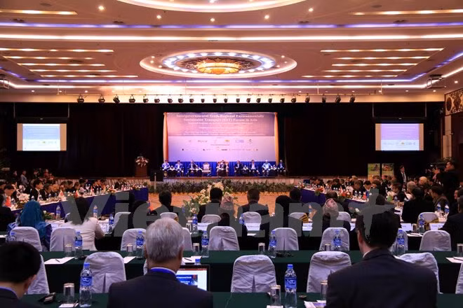 Inauguran en Laos foro regional sobre transporte ambientalmente sostenible ảnh 1