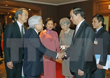 Emperador Akihito parte de Hanoi para visitar la ciudad imperial de Hue ảnh 1