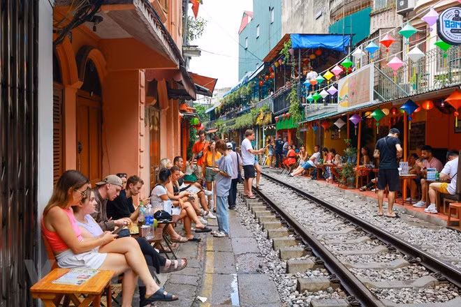Revocarán todas las licencias de cafeterías a lo largo de vías del tren ảnh 2