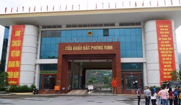 Suspenden despacho de aduanas en puesto fronterizo de Vietnam-China ảnh 1