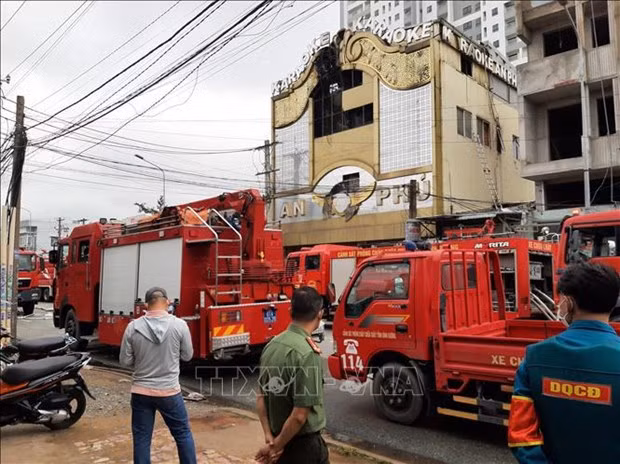 Presidente extiende condolencias a familias de víctimas de incendio de karaoke en Binh Duong ảnh 1