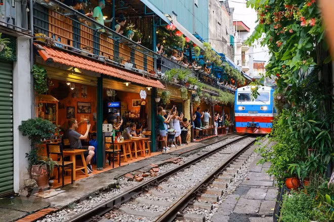 Revocarán todas las licencias de cafeterías a lo largo de vías del tren ảnh 1