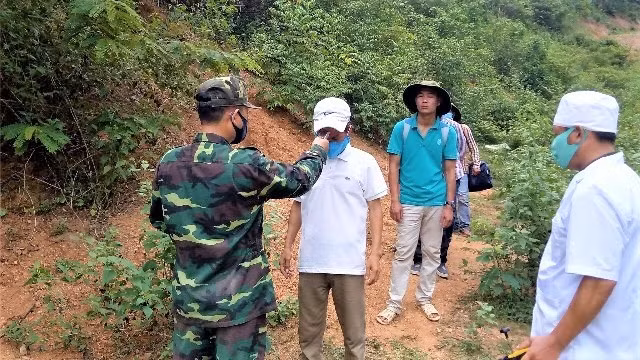 Vietnam repatría a ciudadano chino requerido por la justicia que entró ilegalmente al país ảnh 1