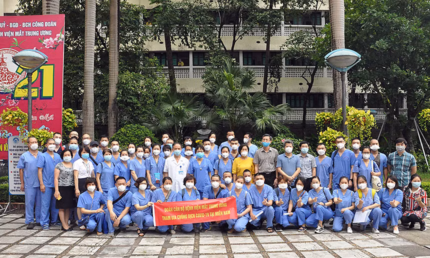 Envía Hanoi más personal médico para apoyar lucha contra el COVID-19 en Ciudad Ho Chi Minh ảnh 1
