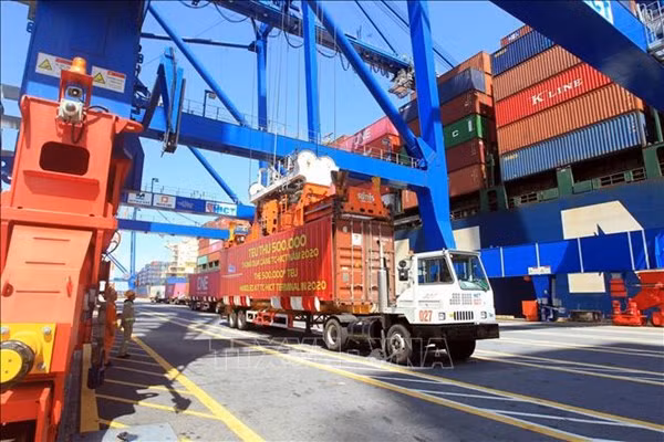 Aumentan mercancías en contenedores a través de los puertos marítimos de Vietnam ảnh 1
