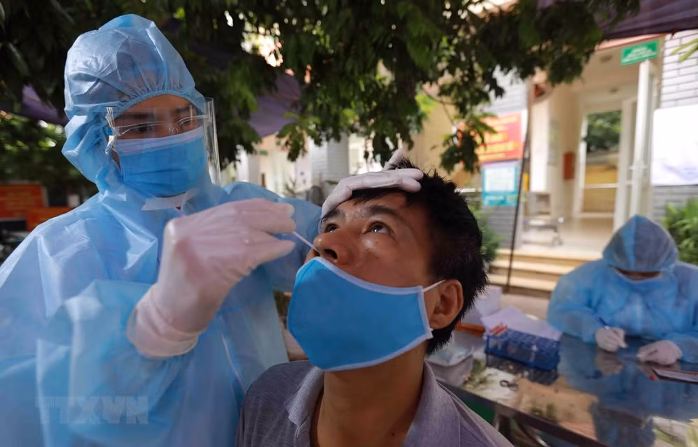  Vietnam reporta leve reducción de nuevos casos del COVID-19 ảnh 1