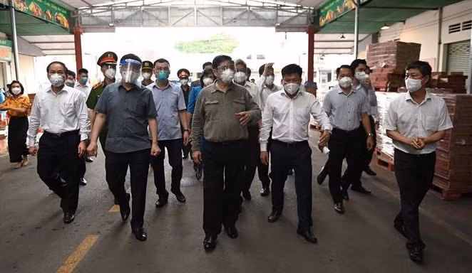 Primer ministro vietnamita pide promover participación pública en lucha contra el COVID-19 ảnh 1