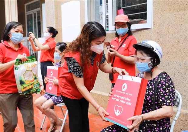 Apoya Cruz Roja de Hanoi a residentes con dificultades económicas ảnh 1