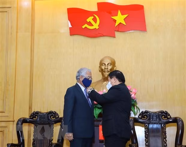 Entregan distinción a coordinador residente de ONU por sus aportes al sector de formación de Vietnam ảnh 1