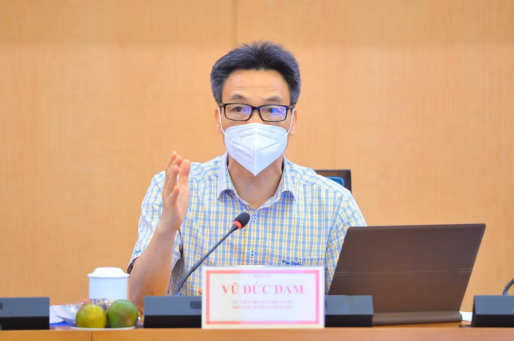 Inspeccionan labores preventivas contra el COVID-19 en Hanoi ảnh 1