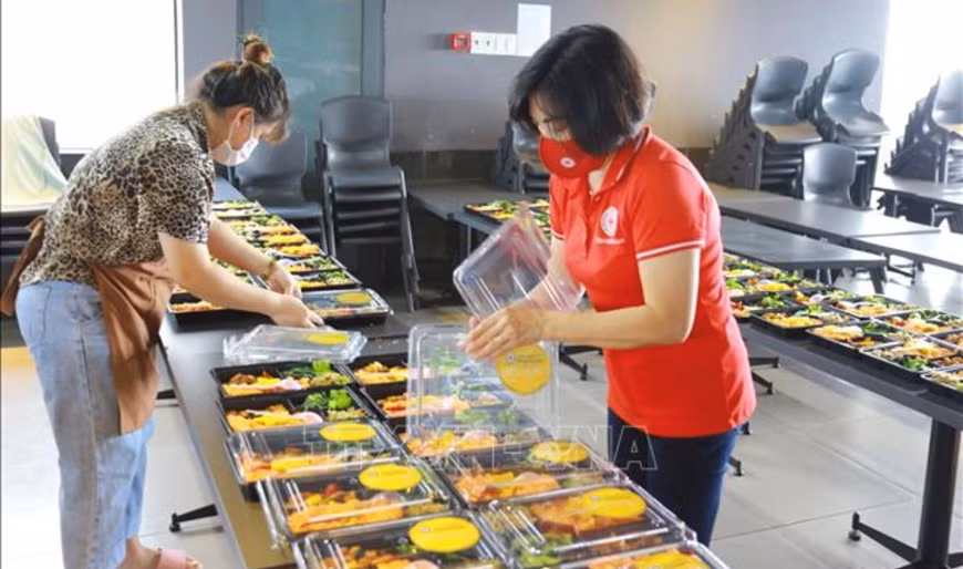 Brindan millones de porciones de comida a localidades vietnamitas en medio del COVID-19 ảnh 1