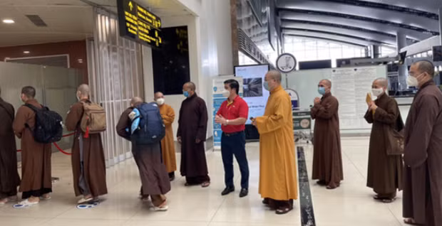Monjes budistas vietnamitas se unen a la lucha contra el COVID-19 ảnh 1