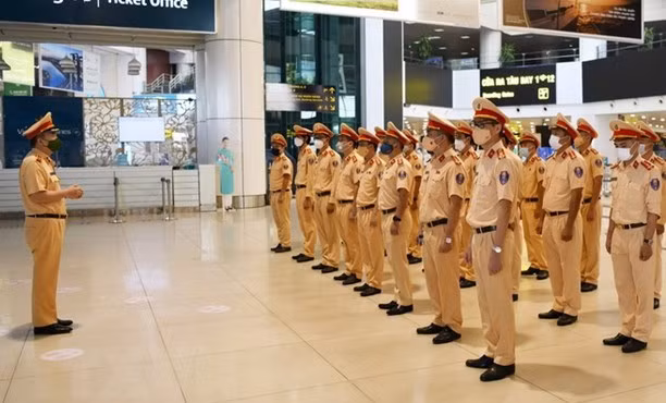 Fuerzas policíacas vietnamitas redoblan apoyo a lucha antipandémica ảnh 1