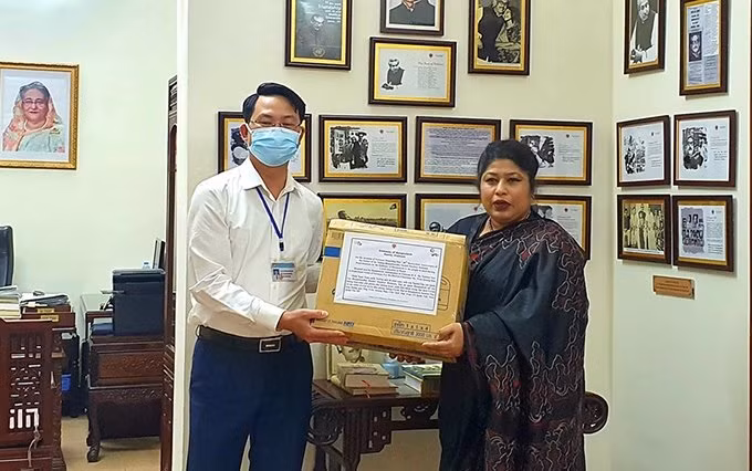 Embajada de Bangladés en Vietnam se une al combate de Hanoi contra el COVID-19 ảnh 1
