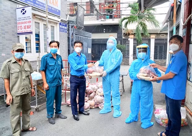 Ciudad Ho Chi Minh ofrece apoyo millonario a 300 mil trabajadores afectados por COVID-19 ảnh 1