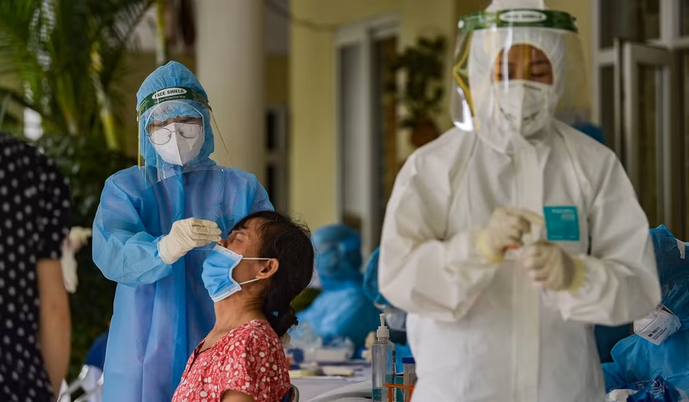 Hanoi realiza pruebas del COVID-19 con método RT-PCR a 1,3 millones de personas ảnh 1