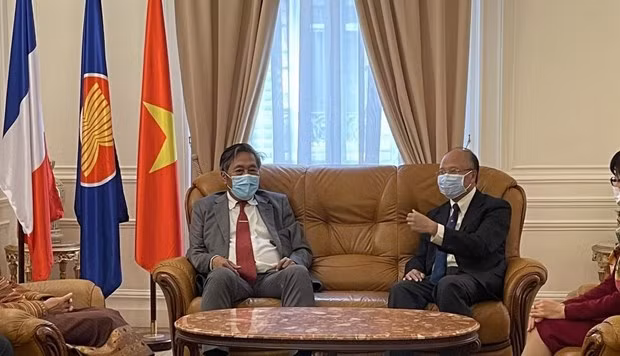 Diplomáticos de Laos en Francia felicitan a Vietnam por su Día Nacional ảnh 1