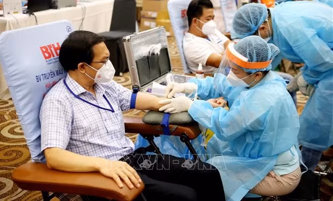 Un centenar de personas participan en donación de sangre en Ciudad Ho Chi Minh ảnh 1