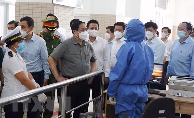Primer Ministro inspecciona labores preventivas de COVID-19 en Ciudad Ho Chi Minh ảnh 1