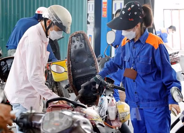 Precios de la gasolina aumentan en Vietnam ảnh 1