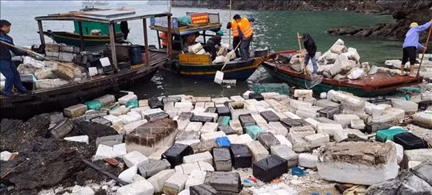 Inician campaña de recogida de residuos en Bahía de Ha Long de Vietnam ảnh 1