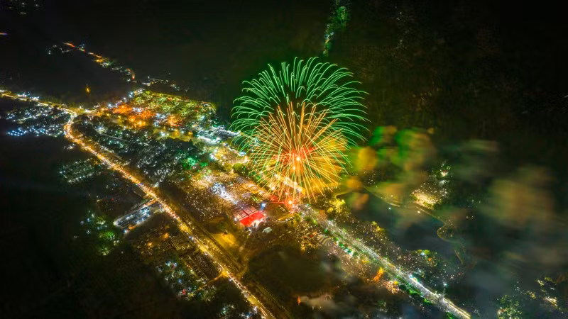 Celebran por primera vez espectáculo de pirotecnia y vídeo mapping en Tay Ninh ảnh 1