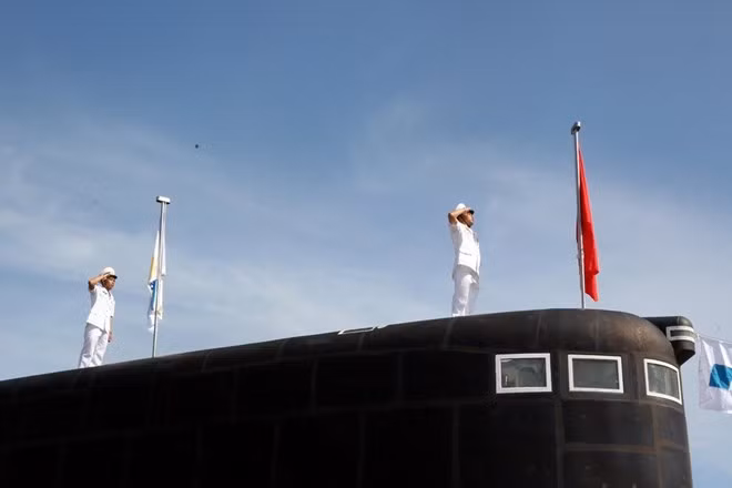 Khanh Hoa: Izamiento de bandera nacional en dos submarinos Kilo ảnh 1