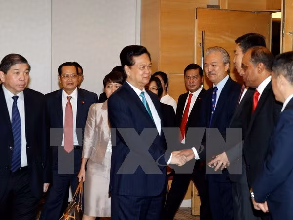 Primer ministro vietnamita dialoga con empresarios singapurenses ảnh 1