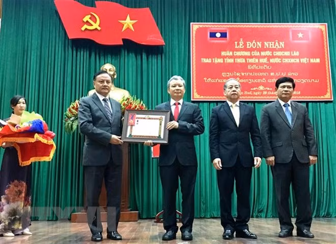 Provincia vietnamita de Thua Thien- Hue distinguida con la Orden de Trabajo de Laos ảnh 1