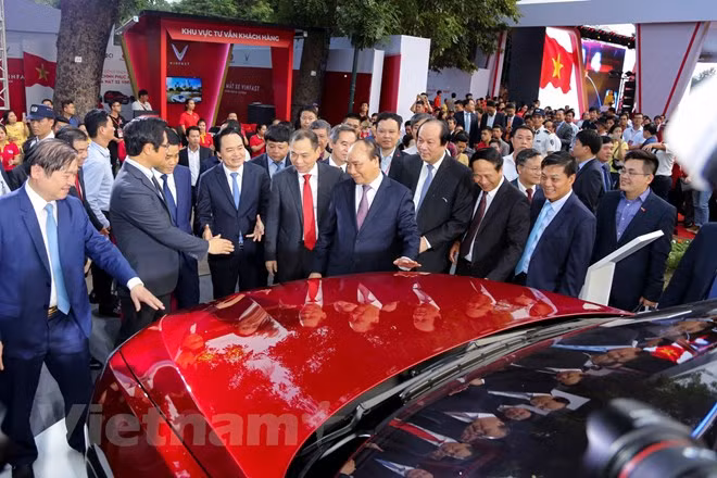 Premier de Vietnam asiste a la presentación de automóviles de VinFast ảnh 1