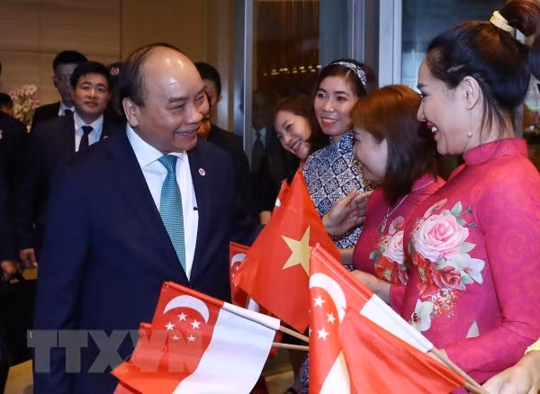 Premier vietnamita concluye asistencia a XXXIII Cumbre de la ASEAN y citas conexas ảnh 1