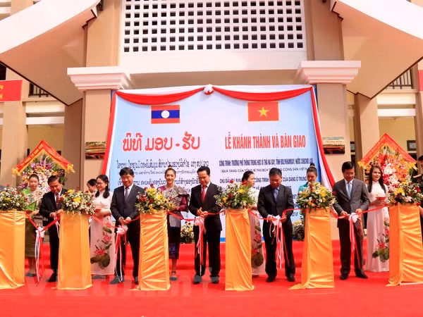 Inauguran en Laos escuela construida con ayuda de máximo dirigente de Vietnam ảnh 1