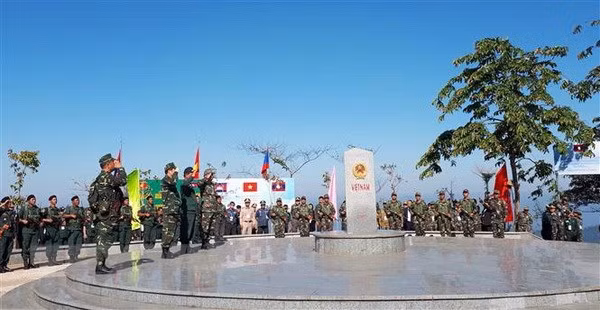 Fomentan colaboración entre fuerzas guardafronteras de Vietnam, Laos y Camboya ảnh 1