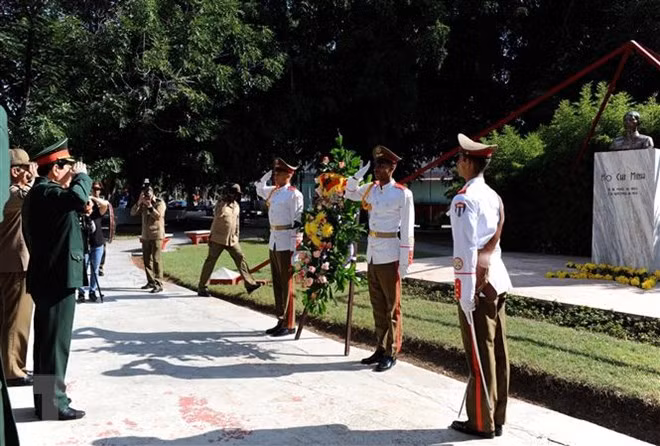 Recibe líder partidista cubano a dirigente militar vietnamita ảnh 3
