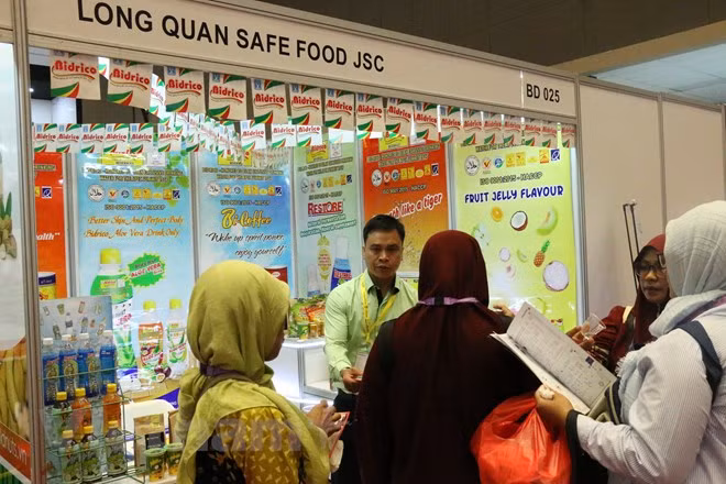 Empresas vietnamitas buscan oportunidades en feria internacional de alimentos en Indonesia ảnh 1