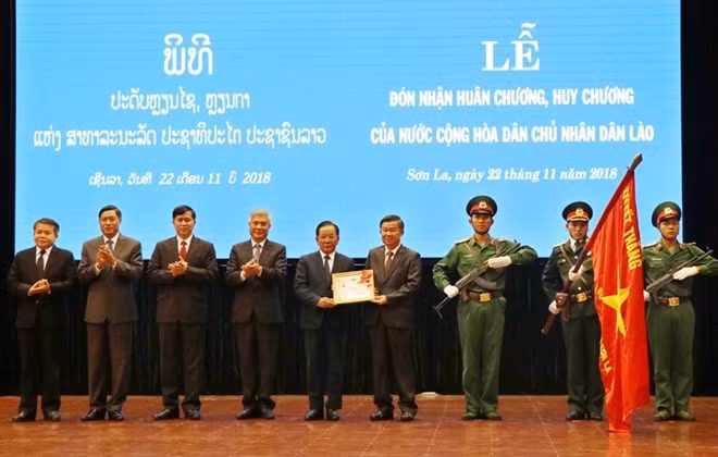 Dirigentes de provincia vietnamita condecorados con medallas y órdenes nobles de Laos ảnh 1