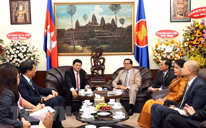 Dirigente de Ciudad Ho Chi Minh felicita 65 aniversario de la independencia de Camboya ảnh 1