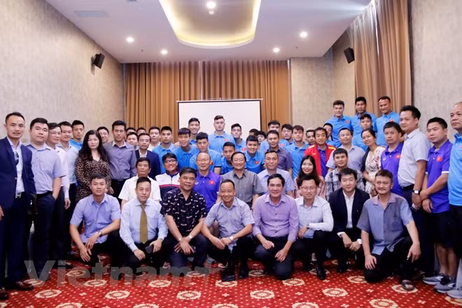 AFF Suzuki Cup: embajador vietnamita en Laos motiva a equipo nacional de fútbol antes de primer partido ảnh 1