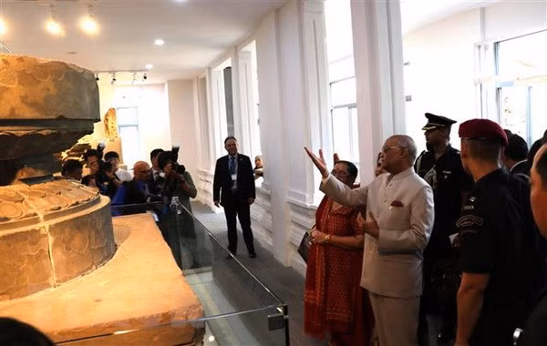 Presidente indio visita Museo de escultura Cham y Santuario My Son ảnh 1