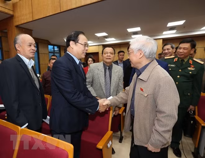 Máximo dirigente partidista y estatal de Vietnam dialoga con votantes de Hanoi ảnh 1