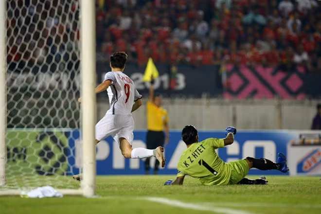 Medios de prensa asiáticos evalúan altamente la defensa del equipo de fútbol vietnamita ảnh 1