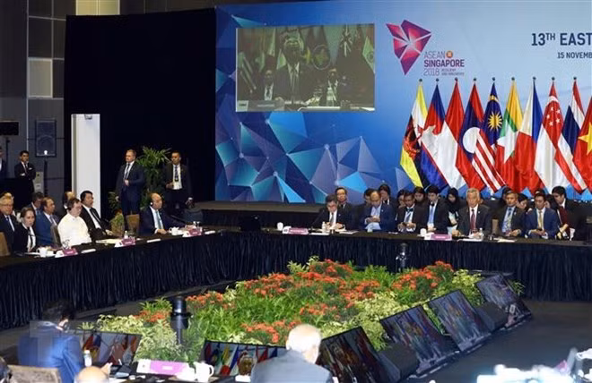 Premier de Vietnam insta a países de Asia Oriental a fortalecer conectividad ảnh 1
